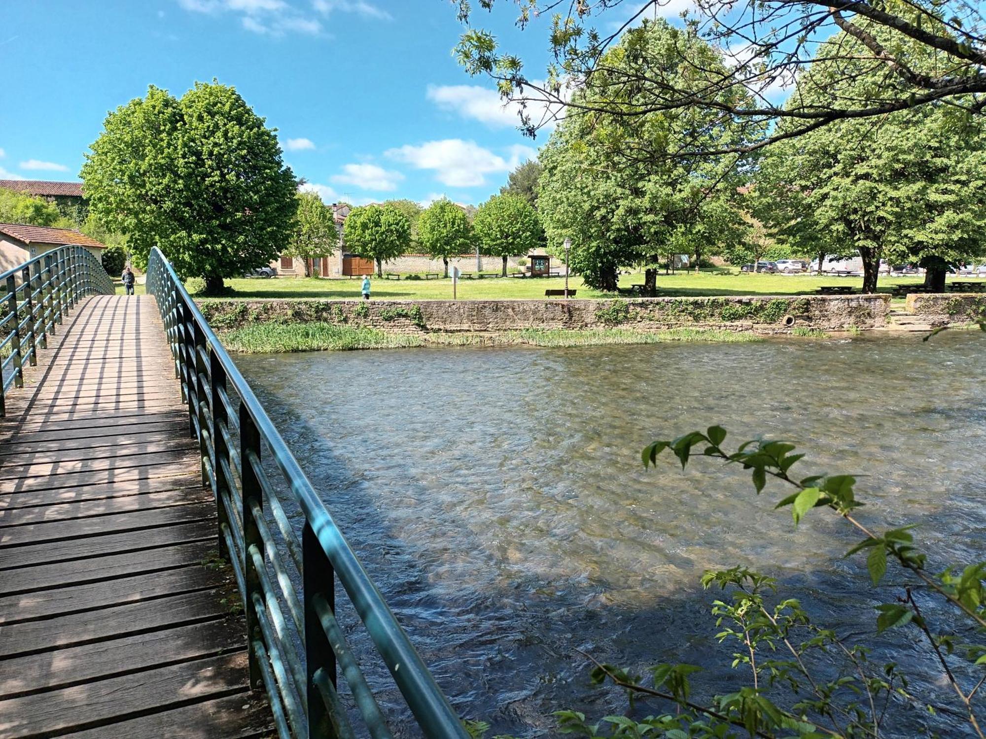 Au Bord De La Riviere Apartamento Verteuil-sur-Charente Exterior foto